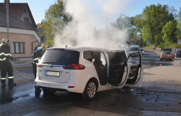 V obci Brandýsek na Kladensku hořel osobní automobil