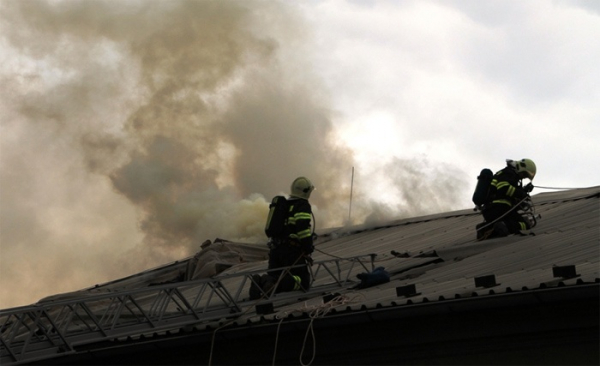 Požár střechy haly v Libušíně
