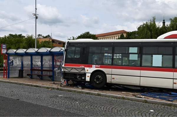 Ve Slaném na Kladensku najel autobus do několika lidí, jedno dítě zemřelo