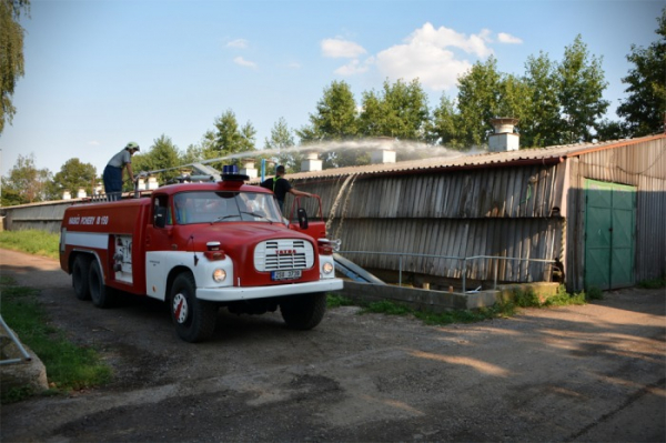 Na Slánsku zabránili hasiči obrovskému úhynu drůbeže