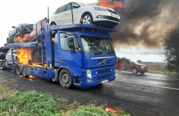 Při požáru přepravovaných osobních aut na Kladensku vznikla čtyřmilionová škoda