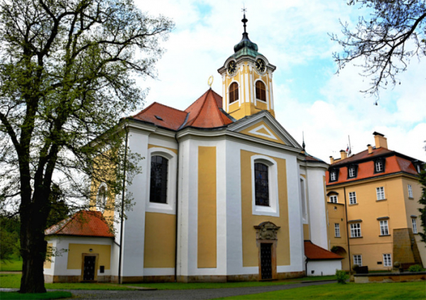 100 let od zakoupení zámku Lány se po rekonstrukci otevírá lánský kostel