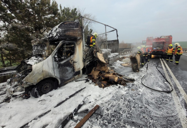 Na Slánsku hořela dodávka s nákladem televizorů, škoda je za více než milion korun