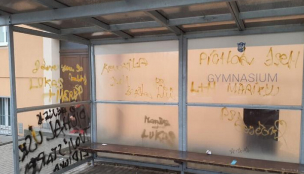 Neznámý vandal posprejoval v Kladně přístřešek zastávky MHD a zeď úřadu Magistrátu