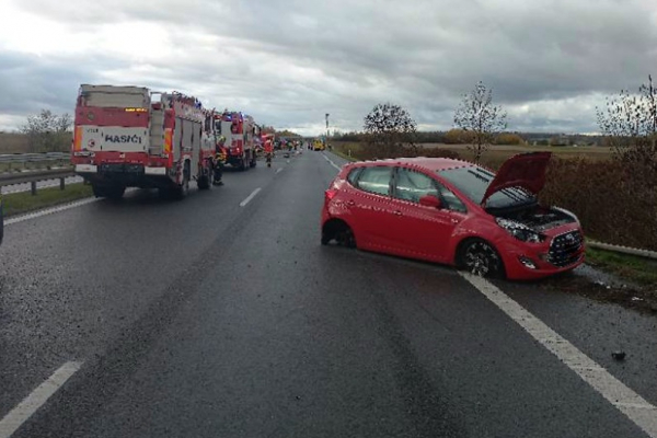 Na dálnici D6 směrem a Karlovy Vary došlo ke střetu dvou osobních vozidel, tři osoby se zranily